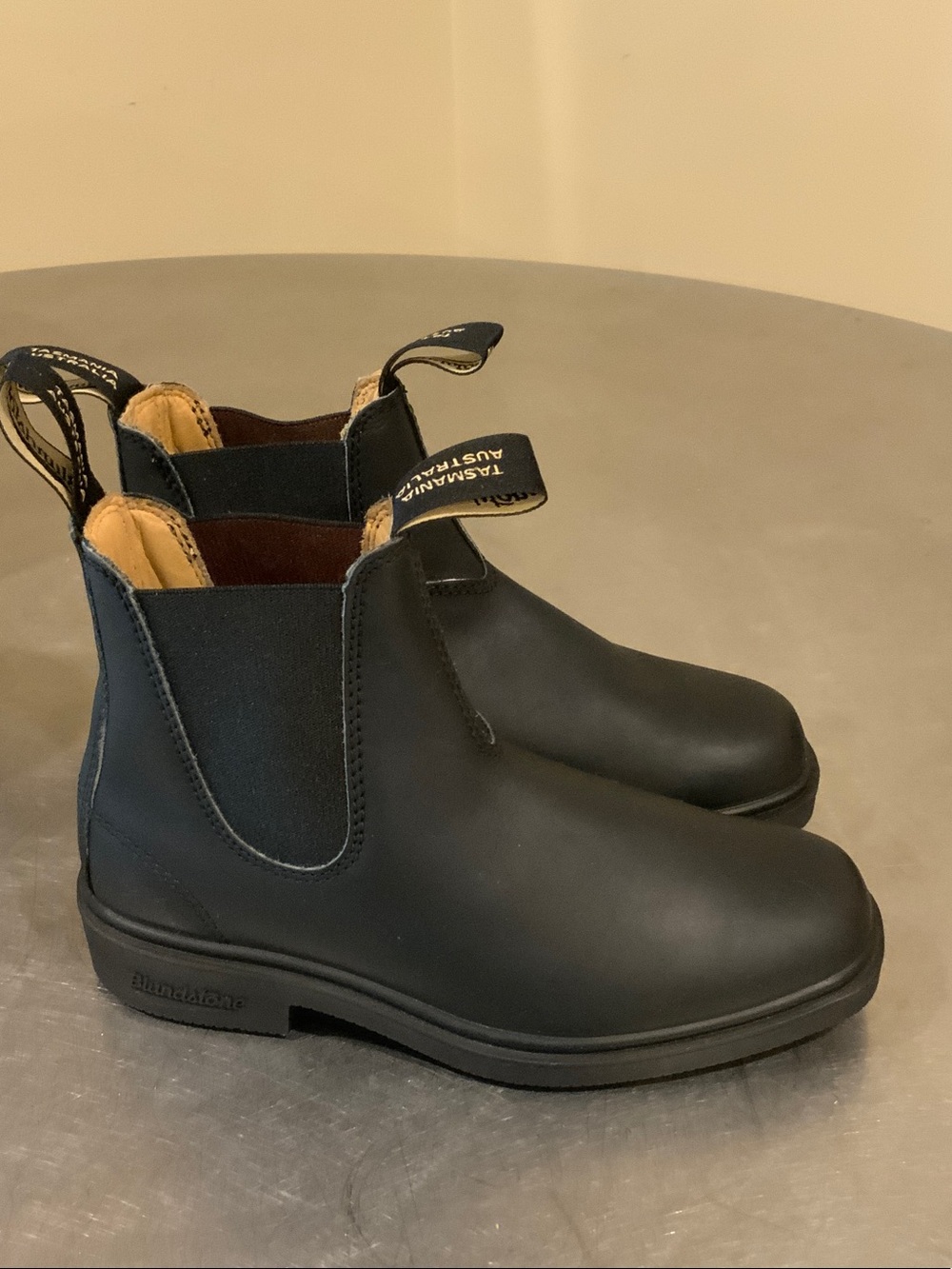Blundstone Matte Black Chelsea Ankle Boots with Branded Pull Tabs